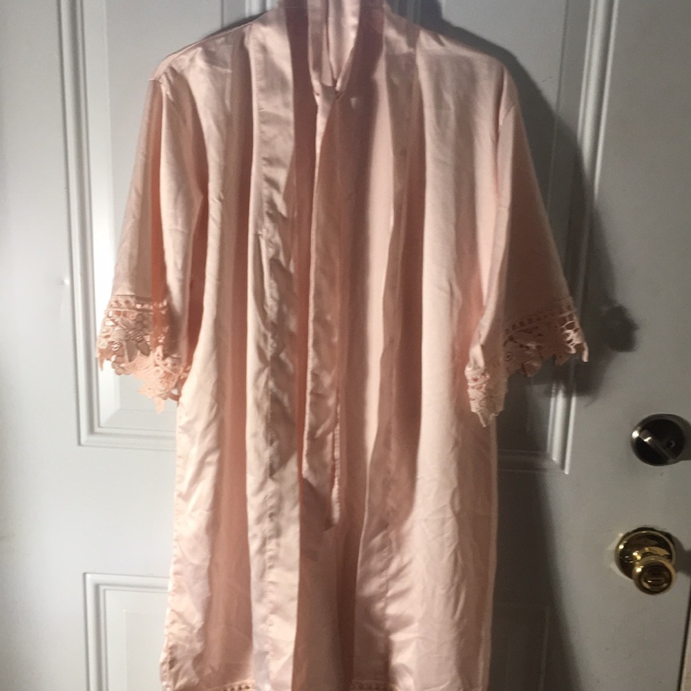 Short sleeved lace trimmed peach colored lightweight housecoat with tie size 12